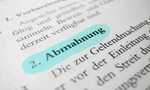 Ein Textausschnitt mit dem hervorgehobenen Wort "Abmahnung", relevant für Mieter und Vermieter.