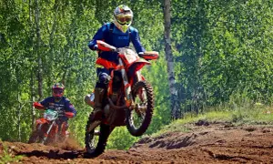 Co je to enduro? Odkryj fascynujący świat motocyklowego sportu