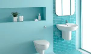 Un moderno bagno verde acqua e bianco con sanitari sospesi, lavabo e specchio.