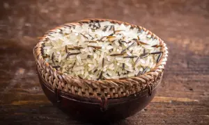 Mieszanka ryżu długoziarnistego i dzikiego w plecionej misce. Idealny do przygotowania aromatycznego ryżu basmati ig.