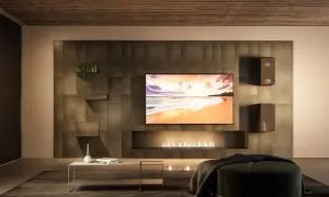 Un salon moderne avec une cheminée éthanol, une TV affichant une plage et une **déco derrière télé** minimaliste avec des étagères et une plante.