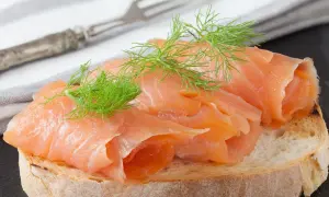 Kanapka z wędzonym łososiem i koperkiem. Czy łosoś wędzony jest zdrowy? Tak, to pyszna i bogata w kwasy omega-3 przekąska.