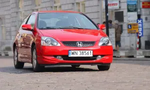 Czerwony Honda Civic VII, gotowy do wymiany żarówki mijania.