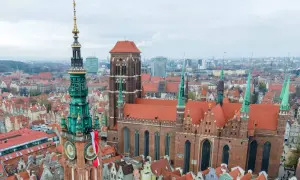 Wieża Ratusza Głównego Miasta i Bazylika Mariacka, symbole bogatej gdansk history, na tle panoramy miasta.