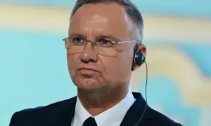 Prezydent w okularach i słuchawkach, z wpiętą flagą Polski. Czy myśli o przyszłej emeryturze prezydenckiej?