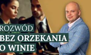 Mężczyzna w garniturze prezentuje hasło "ROZWÓD BEZ ORZEKANIA O WINIE". W tle widać parę.