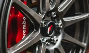 Felga aluminiowa po polerowaniu, z widocznym czerwonym zaciskiem hamulcowym Brembo.