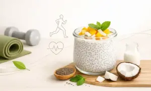 Zdrowy deser z chia z jogurtem, owocami i miętą. Obok leżą sztangi, mata do ćwiczeń i ikony symbolizujące aktywność i serce.