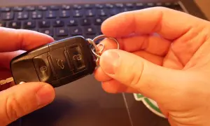 Wymiana baterii w kluczyku Skoda - prosta instrukcja krok po kroku