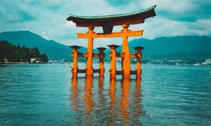 Wielka, pomarańczowa brama torii w morzu, symbol Japonii. Idealne miejsce na wyjazd na własną rękę.