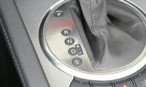 Zbliżenie na panel z oznaczeniami automatycznej skrzyni biegów: P, R, N, D (z możliwością ręcznej zmiany biegów +/–) oraz S (Sport).