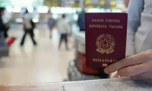 Włoski paszport, nie serbski dowód, gotowy do podróży.