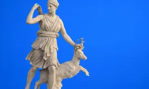 Kamienna rzeźba Artemidy z łukiem na plecach i jelonkiem u boku, gotowa do polowania.