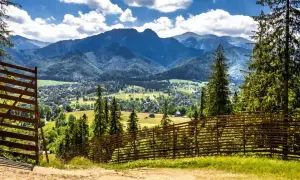 Idealne miejsce, gdzie z dzieckiem w góry. Widok na dolinę i Tatry z drewnianym płotem.