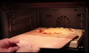 Jak przełożyć pizzę na kamień bez łopatki i uniknąć problemów
