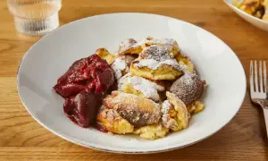 Kaiserschmarrn recipe: fluffiger Kaiserschmarrn mit Puderzucker bestäubt und mit Zwetschgenröster serviert.