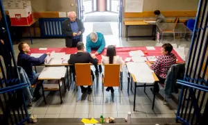 W lokalu wyborczym trwa liczenie głosów. Wójt, podobnie jak inni samorządowcy, pełni swoją funkcję przez kadencję trwającą 5 lat.