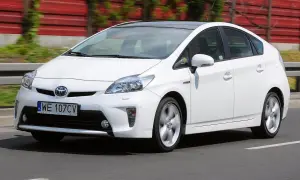 Biały Toyota Prius 3 na drodze, z widocznym numerem rejestracyjnym WE 107CV.