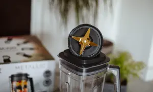 Złote ostrza blendera kielichowego SENCOR Titanium, idealne do smoothie. Sprawdź nasz blender kielichowy ranking!