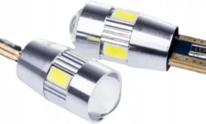 Dwie nowoczesne żarówki LED do przodu Audi A6 C6.