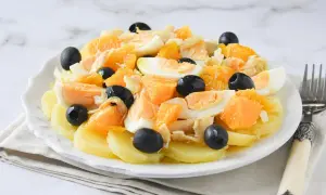 Ensalada malagueña con patatas, naranja, huevo duro, bacalao desmigado y aceitunas negras.