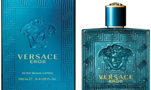 Niebieskie pudełko i butelka Versace Eros After Shave Lotion z motywem greckim.