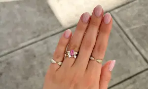 Anillo en el meñique hombre con un diseño delicado y un zafiro rosa.