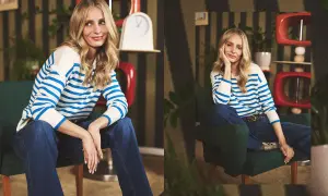 Blondynka w granatowych jeansach i pasiastym swetrze. Inspiracja, co ubrać do jeansów, by wyglądać stylowo i swobodnie.