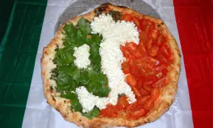 Skąd wywodzi się pizza? Zaskakująca historia kultowego dania
