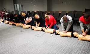 Uczestnicy kursu KPP ćwiczą resuscytację na fantomach.