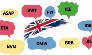Bocadillos con siglas comunes en inglés como ASAP, ETA, BWT, FYI, ICE, IDK, OMW, BRB, NVM y JIC, sobre una bandera del Reino Unido.