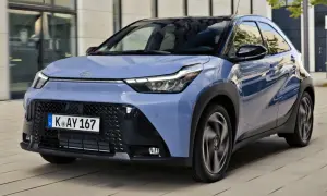 Niebieskie Toyota Aygo X w ruchu. Sprawdź atrakcyjną toyota aygo x cena i wyposażenie.