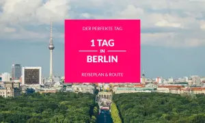 Berlin Mitte: Der Fernsehturm ragt über die Stadt. Ein pinker Kasten kündigt "1 Tag in Berlin" an, mit Reiseplan & Route.