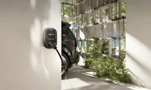 Wallbox: la stazione di ricarica per auto elettriche, qui vista in un contesto moderno e verdeggiante.
