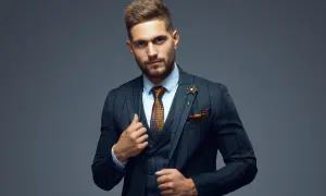 Stilvoller Mann im Anzug mit gemustertem Hemd, Krawatte und Einstecktuch. Perfekt, um sich ein Outfit zusammenstellen zu lassen.