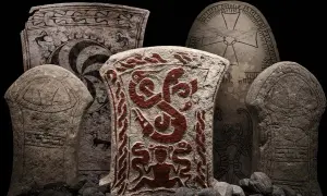 Kamienne stele z pradawnymi runami i zdobieniami. Centralna kamienna płyta ozdobiona jest czerwonymi, wijącymi się wężami i postacią.