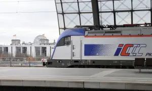 PKP Intercity Zug mit dem Logo "IC" und "PKP" steht am Bahnsteig. Im Hintergrund das Reichstagsgebäude in Berlin. Neue Zugverbindung Berlin - Krakau.