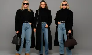 Trzy kobiety w czarnych płaszczach i jeansach prezentują jeansy eleganckie stylizacje.