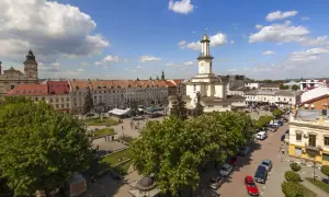 Rynek w Wadowicach z ratuszem i kościołem to piękne wadowickie atrakcje.