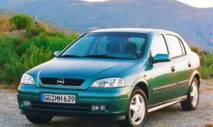Zielony Opel Astra Classic 1999 na tle górskiego krajobrazu.