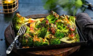 Ugnsrostad broccoli med en härlig dressing. Perfekt som tillbehör eller en lätt måltid.