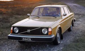 En gul Volvo 244 DL kör på en grusväg i solnedgången. Hur många Volvo 240 tillverkades? Över 2,8 miljoner.
