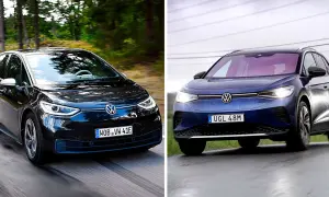 Jämförelse mellan Volkswagen ID.3 och ID.4. Den svarta ID.3 kör på en skogsväg, medan den blå ID.4 möter oss framifrån.
