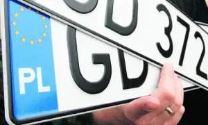 Dwie polskie tablice rejestracyjne z literami GD i cyframi 3720.