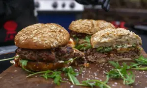 Jakie mięso na burgery? Odkryj najlepsze opcje dla idealnych smaków