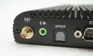 Złącze SPDIF na urządzeniu, obok gniazda audio i anteny Wi-Fi.