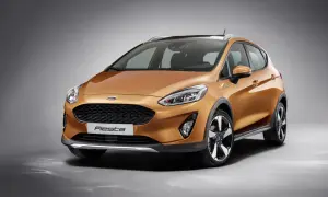 Pomarańczowy Ford Fiesta MK9 z czarnymi akcentami i relingami dachowymi, gotowy na miejskie przygody.