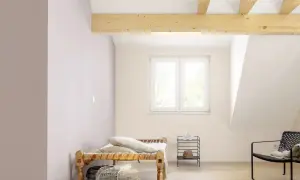 Pokój na poddaszu z drewnianymi belkami i oknem. Dowiedz się, jak malować skosy, by stworzyć przytulną przestrzeń.