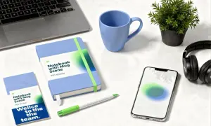 Przewodniki przykłady: notatnik, kubek, telefon, słuchawki i laptop na biurku.