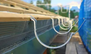Dachrinne wird montiert. Was kostet 1 Meter Dachrinne mit Montage? Hier wird die Installation einer neuen Dachrinne gezeigt.